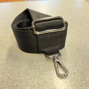 leveällä olkahihnalla