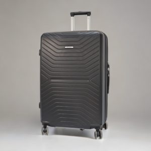 iso musta matkalaukku