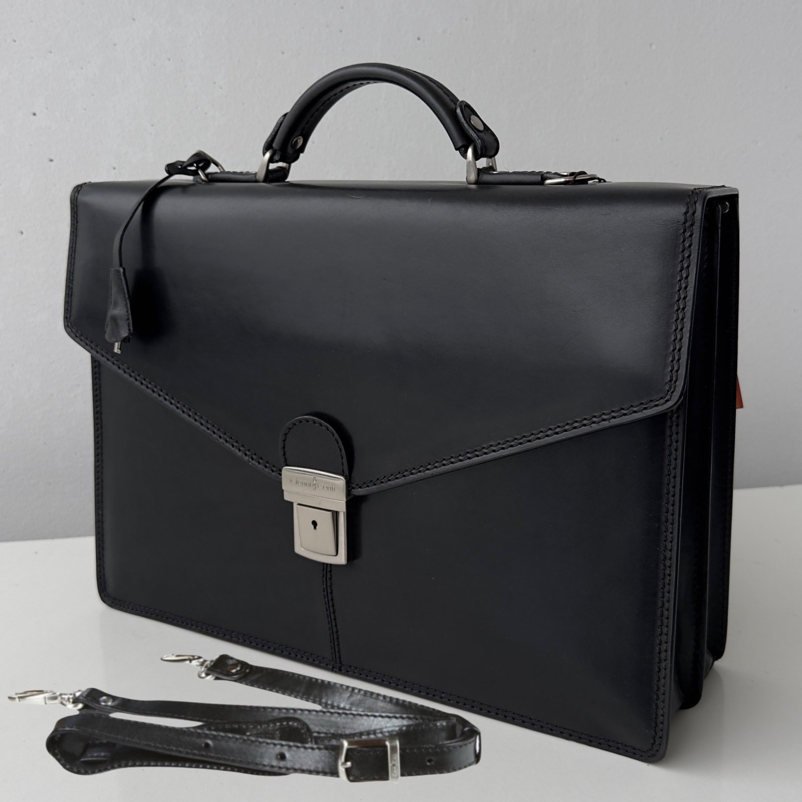 Gianni Conti nahkasalkku 15,6", musta